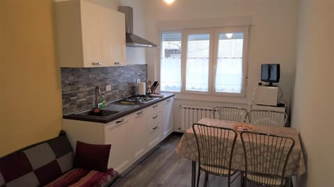 Kitchen or kitchenette, Dining area, dishwasher, minibar