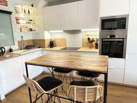 Kitchen or kitchenette, Dining area