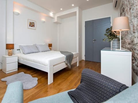 Bed, Photo of the whole room, Seating area, Bedroom