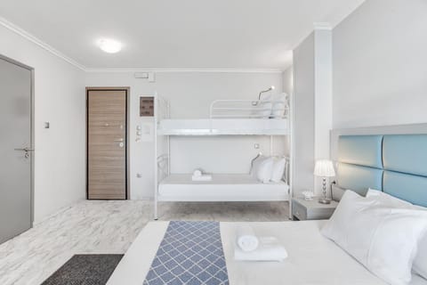 Chic, Modern Seaside Oasis in Sunny Piraeus! Apartment in Pireas