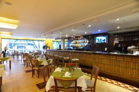 Restaurant/places to eat, Lounge or bar