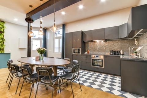 Kitchen or kitchenette, Dining area