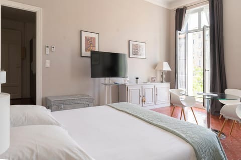 Bed, TV and multimedia, Photo of the whole room, Bedroom