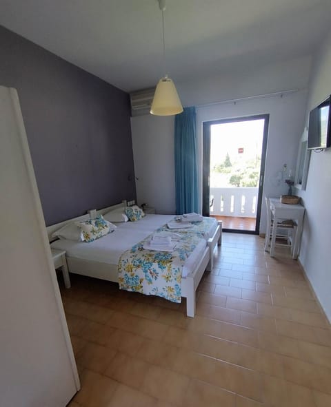 Bed, TV and multimedia, Photo of the whole room, Bedroom, towels