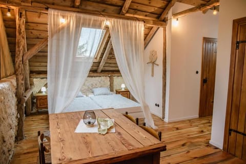 Bed, Photo of the whole room, Seating area, Bedroom