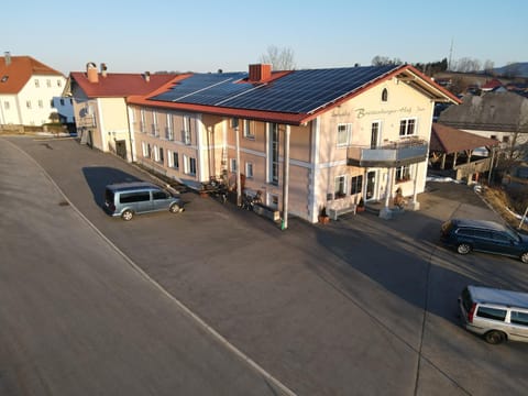 Property building, Day, Neighbourhood, Bird's eye view, Street view, Parking