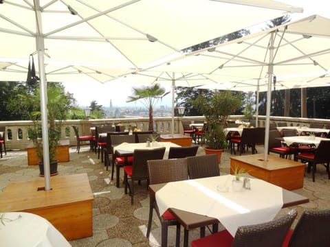 Restaurant/places to eat, Balcony/Terrace