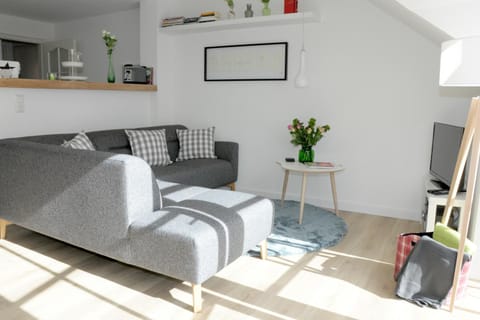 Balcony/Terrace, Living room, Photo of the whole room, Decorative detail, Seating area, Family