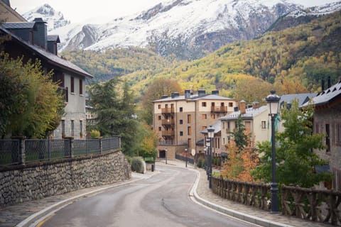 Property building, Facade/entrance, Neighbourhood, Mountain view