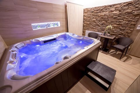 Hot Tub, Spa and wellness centre/facilities