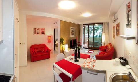 Bed, Dining area