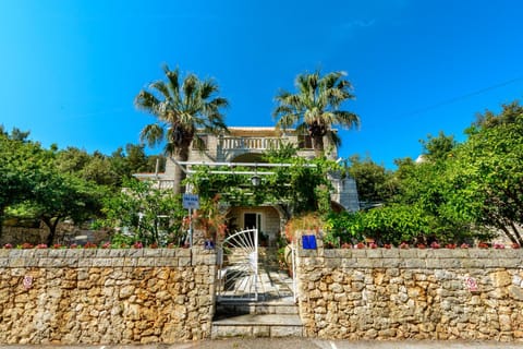 Property building, Facade/entrance, Garden