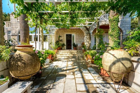 Patio, Facade/entrance