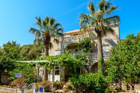 Property building, Facade/entrance, Garden