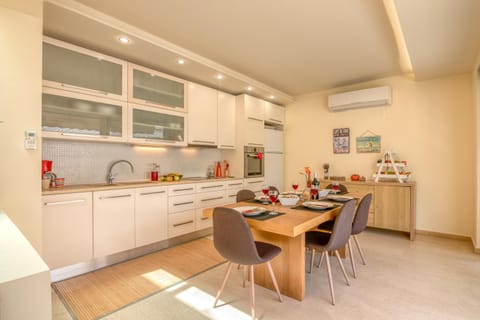 Kitchen or kitchenette, Food and drinks, Dining area, Food, oven, stove