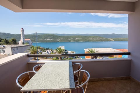 Balcony/Terrace, Photo of the whole room, Seating area, City view, Landmark view, Sea view
