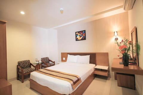 Bed, TV and multimedia, Living room, Photo of the whole room, Seating area, Bedroom, air conditioner