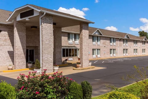 Econo Lodge Inn & Suites Fairview Heights near I-64 St Louis Hotel in Caseyville