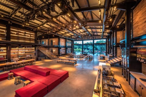 Restaurant/places to eat, Library, Lounge or bar, Seating area