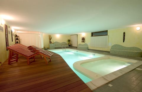 Hot Tub, Massage, Sauna, Solarium, Steam room, Spa and wellness centre/facilities