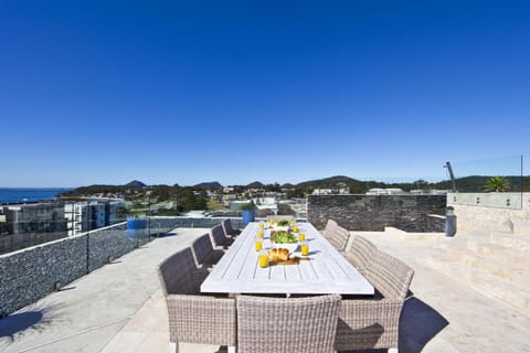 Penthouse Palace - Luxurious Harbourview Location House in Nelson Bay