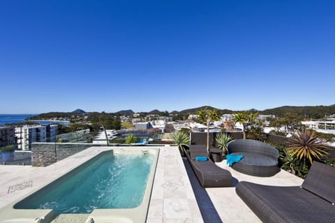 Penthouse Palace - Luxurious Harbourview Location House in Nelson Bay