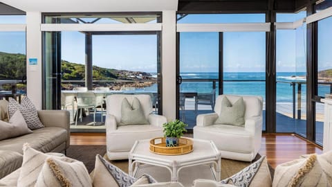 Sails on the Beachfront - Exclusive Seaside Home Maison in Boat Harbour