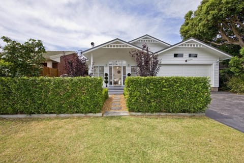 The Hamptons Beach House near Dutchie's walk to Nelson Bay House in Nelson Bay