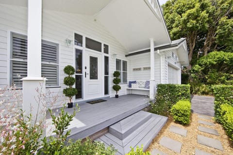 The Hamptons Beach House near Dutchie's walk to Nelson Bay Casa in Nelson Bay