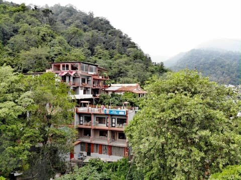 Hill Top Swiss Cottage Hotel in Rishikesh