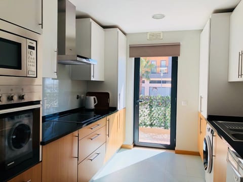 Coffee/tea facilities, Kitchen or kitchenette, Photo of the whole room, Dining area