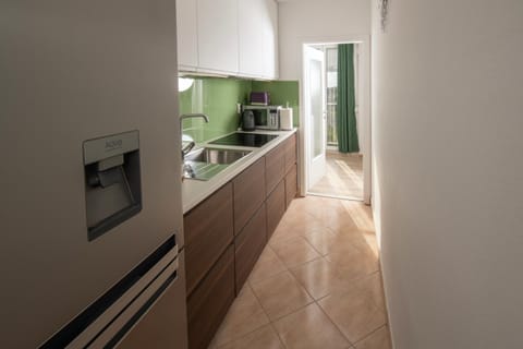 Kitchen or kitchenette, minibar, stove