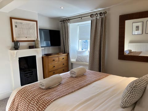 Bed, TV and multimedia, Bedroom, towels