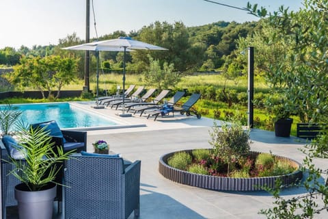 Seating area, Dining area, Swimming pool