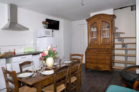 Property building, Kitchen or kitchenette, Living room