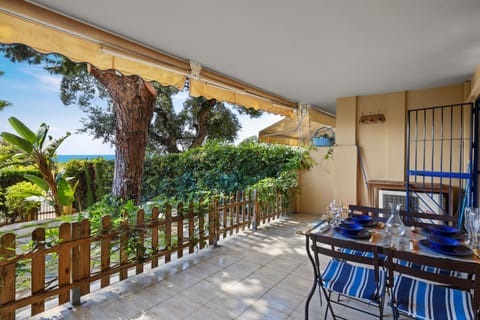 Seaview with private garden 5 minutes walk to the beach and amenities Apartment in Sitio de Calahonda