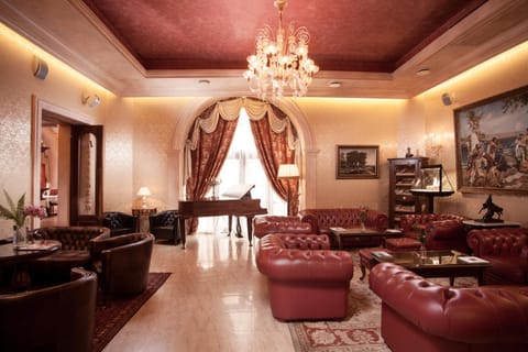 Communal lounge/ TV room, Lobby or reception, Other, Decorative detail, On site, Area and facilities