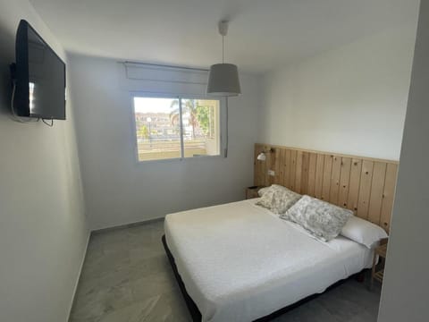 Apartamento en la Carihuela con Piscina y Parking, al lado de la Playa Wohnung in Torremolinos