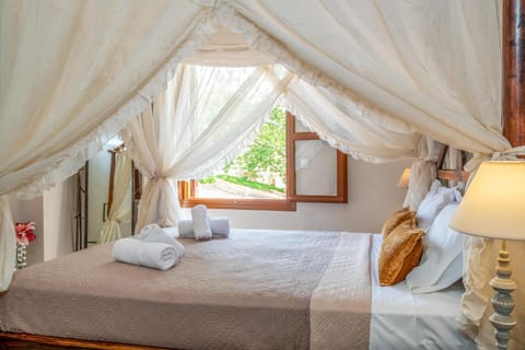 Bed, Photo of the whole room, Bedroom, Quiet street view, towels