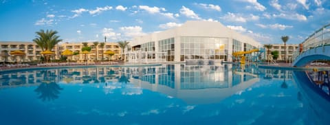 Property building, Day, Pool view, Swimming pool