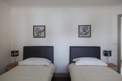 Ludlow - Linnet House - Well Presented Townhouse With Parking - Perfect Location For Exploring On Foot, Sleeps Up To 8 Guests - Hosted by RENTMYHOUSE Apartment in Ludlow