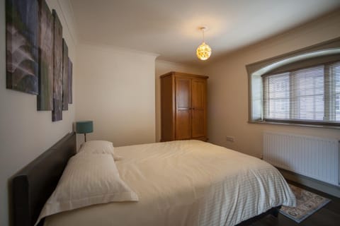 Ludlow - Linnet House - Well Presented Townhouse With Parking - Perfect Location For Exploring On Foot, Sleeps Up To 8 Guests - Hosted by RENTMYHOUSE Apartment in Ludlow