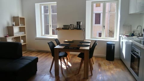 Kitchen or kitchenette, Dining area