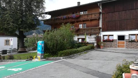 Property building, Facade/entrance, Summer, Area and facilities, Location