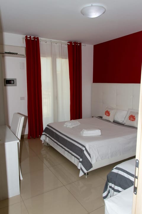 Bed, Photo of the whole room, Bedroom, air conditioner