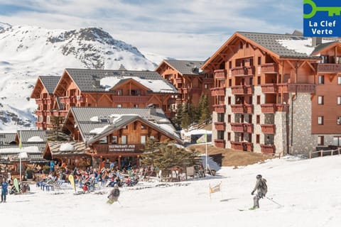 Property building, Nearby landmark, Day, People, Natural landscape, Winter, Skiing, City view, Mountain view, Location, group of guests