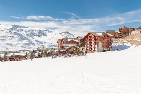 Property building, Nearby landmark, Facade/entrance, Day, Natural landscape, Winter, Skiing, Mountain view