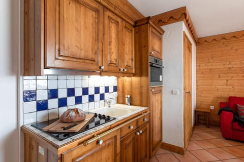 Kitchen or kitchenette, Dining area, dishwasher, minibar, stove, towels