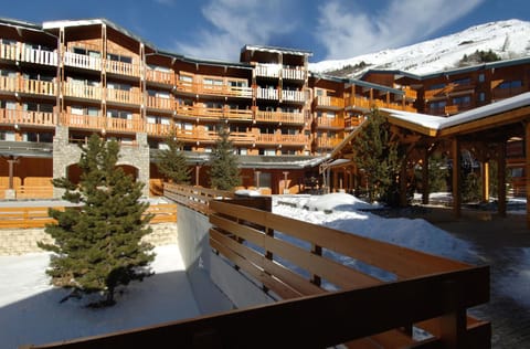 Property building, Nearby landmark, Facade/entrance, Day, Natural landscape, Winter, View (from property/room), Balcony/Terrace, Mountain view