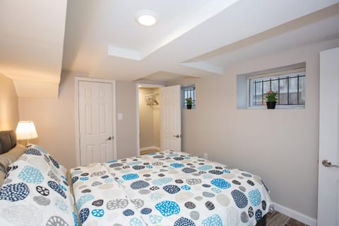 2 Full Bedrooms Basement Apt; 3-Min Walk To Petworth Metro; Bed and Breakfast in District of Columbia